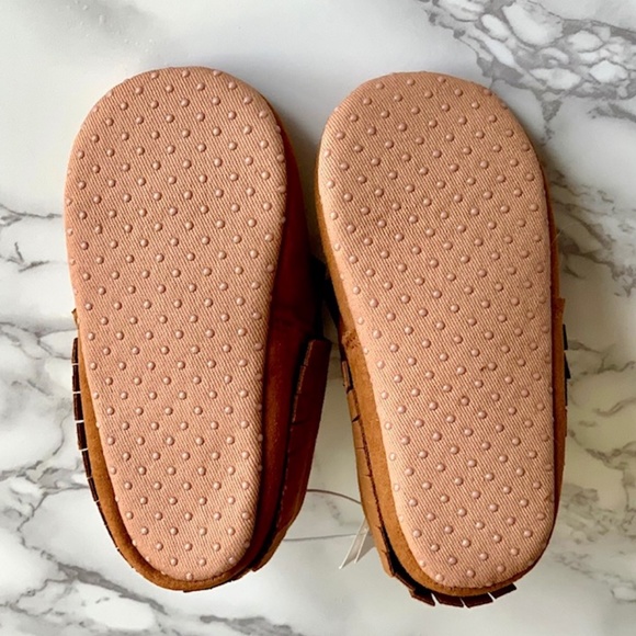 OLD NAVY unisex faux suede caramel baby moccasin booties SIZE 18-24M NWT - Picture 6 of 6